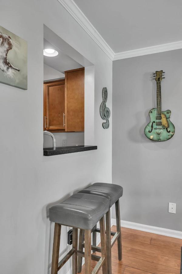 Nash Star Private Condo - 2Bed, 2Bath, Sleep 6, 25 Min Walk To Broadway And All Nashville Attractions, Pool, Gym ภายนอก รูปภาพ